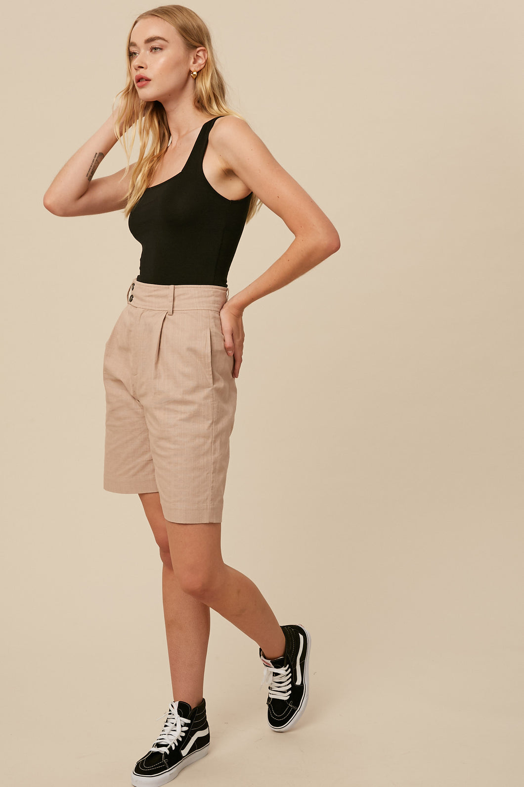LISTICLE LINEN PLEATED HIGH RISE DOUBLE BUTTONS SHORTS