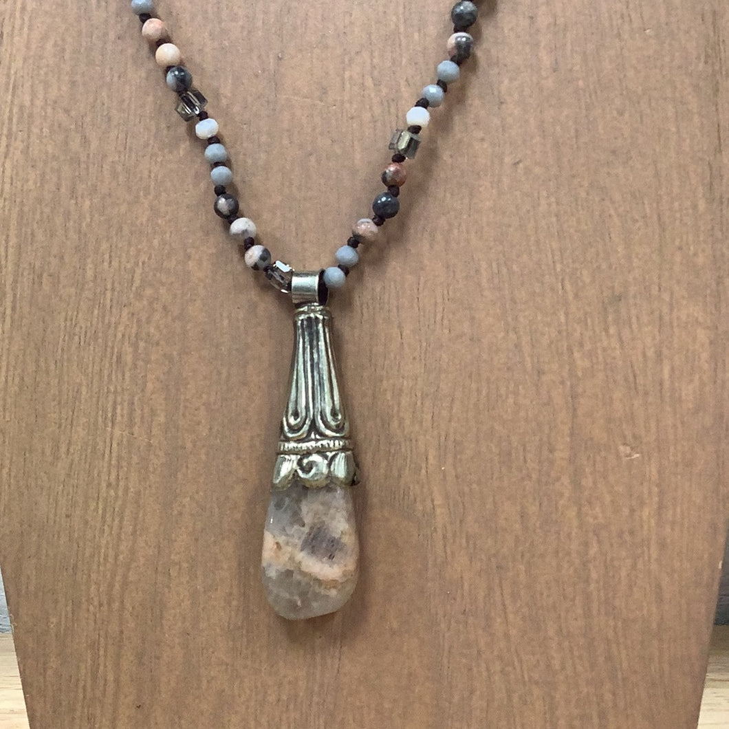 Gray bead w/silver tuber and agate